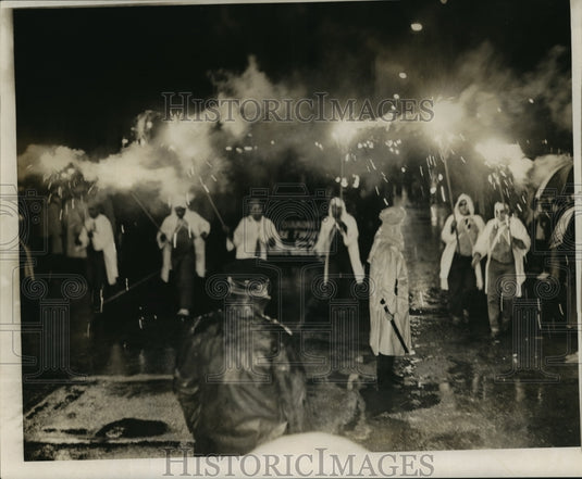 1966 Mardi Gras parade's Flambeaux carriers lead way for float - Historic Images