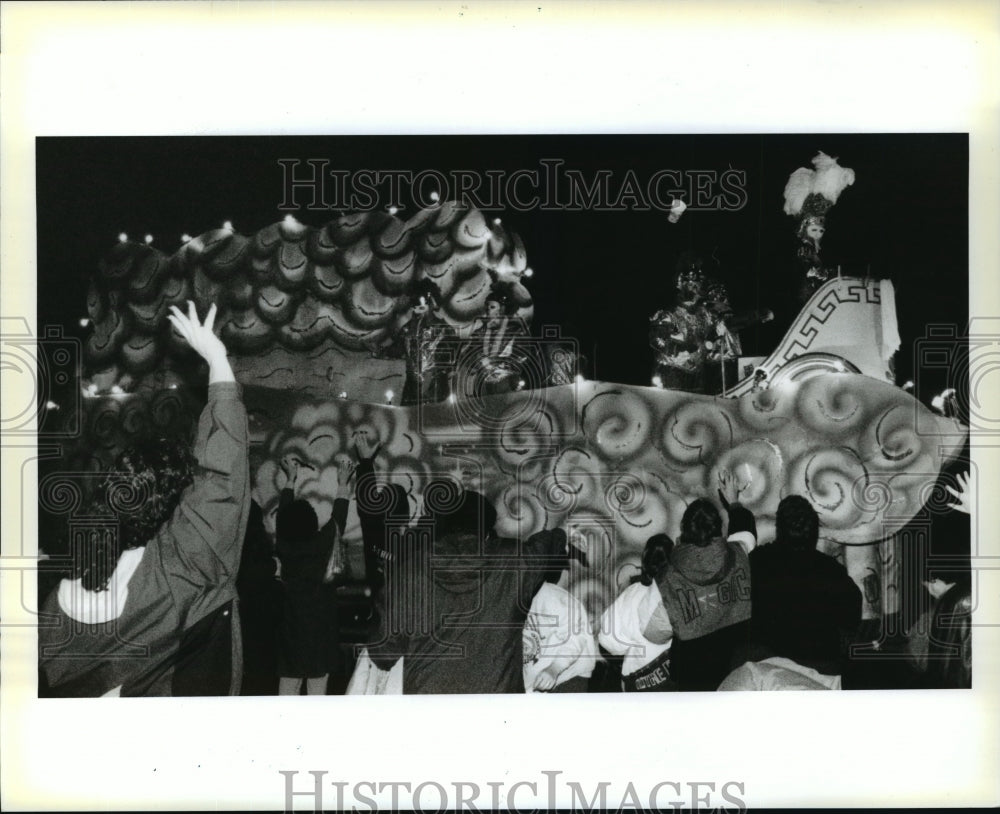 1995 Krewe of Gladiators parade float on Mardi Gras  - Historic Images