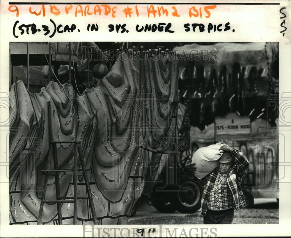 1983 Press Photo Melvin Delpit headed to his Gladiators Mardi Gras parade float - Historic Images