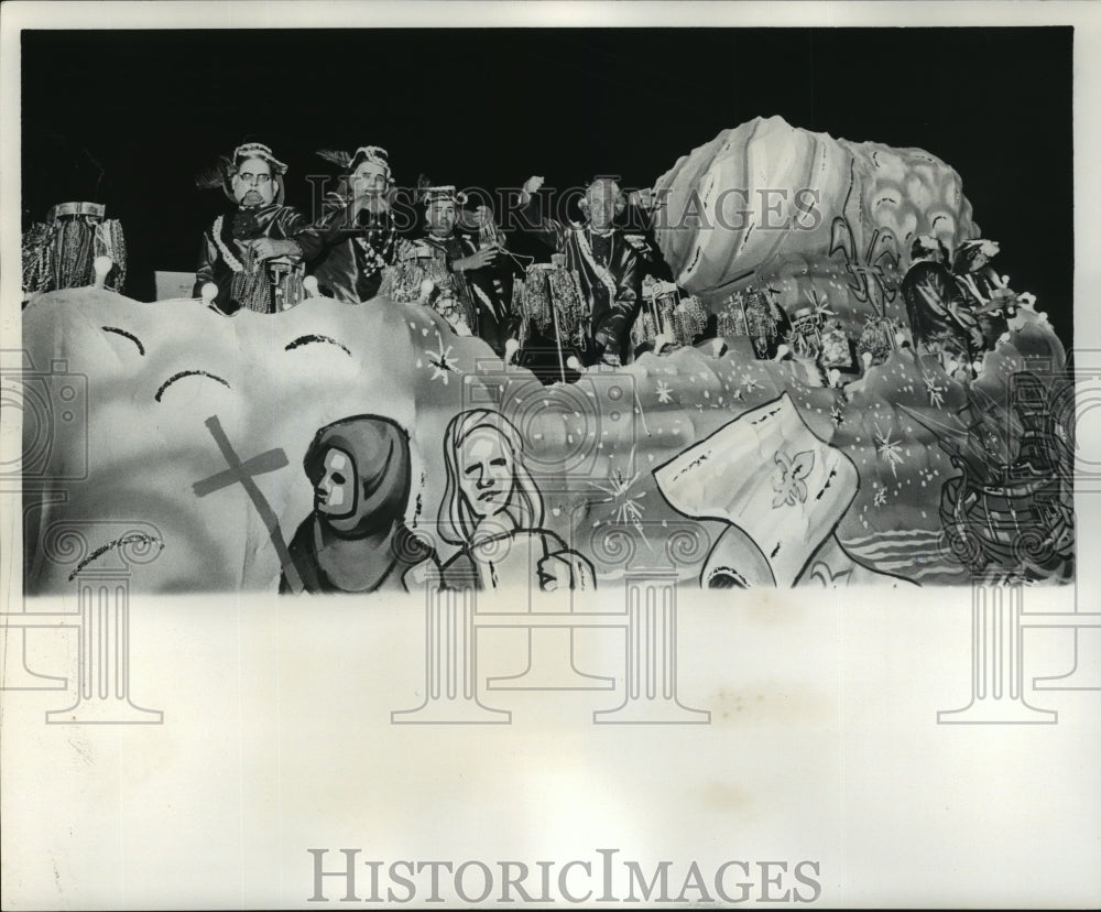 1976 Press Photo Carnival Parade- Float in the Krewe of Gladiators Parade. - Historic Images