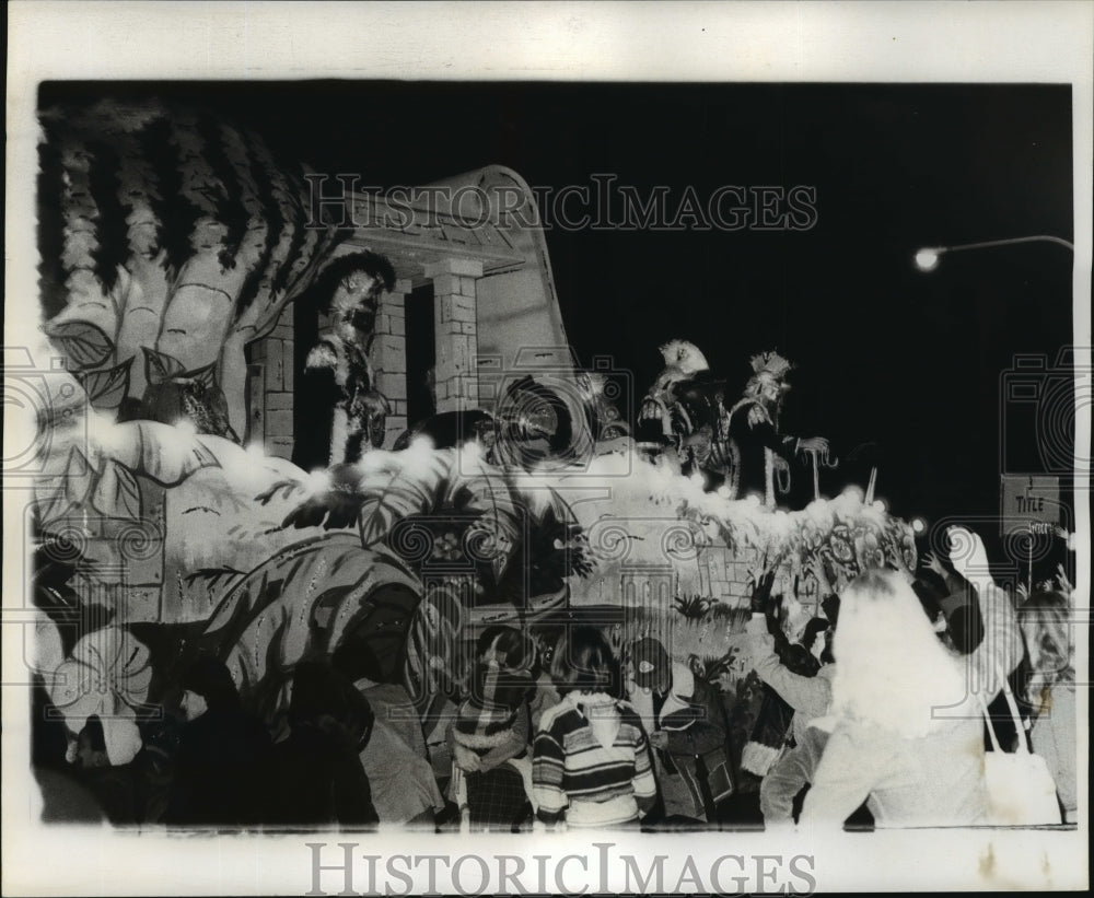 1978 Carnival Parade Float in the Krewe of Gladiators Parade. - Historic Images