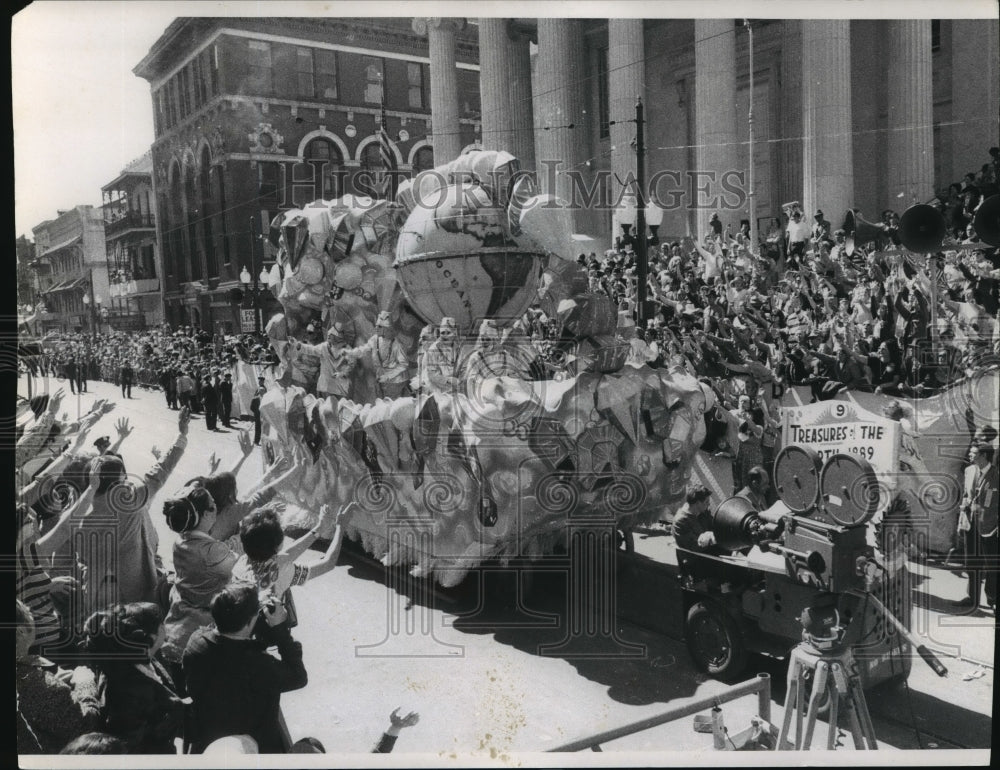 1971 Carnival Parade - Historic Images