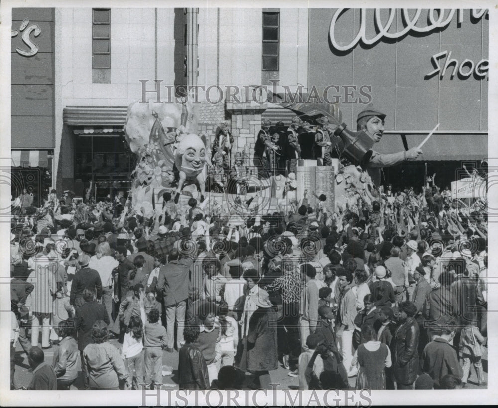 1971 Carnival Parade - Historic Images