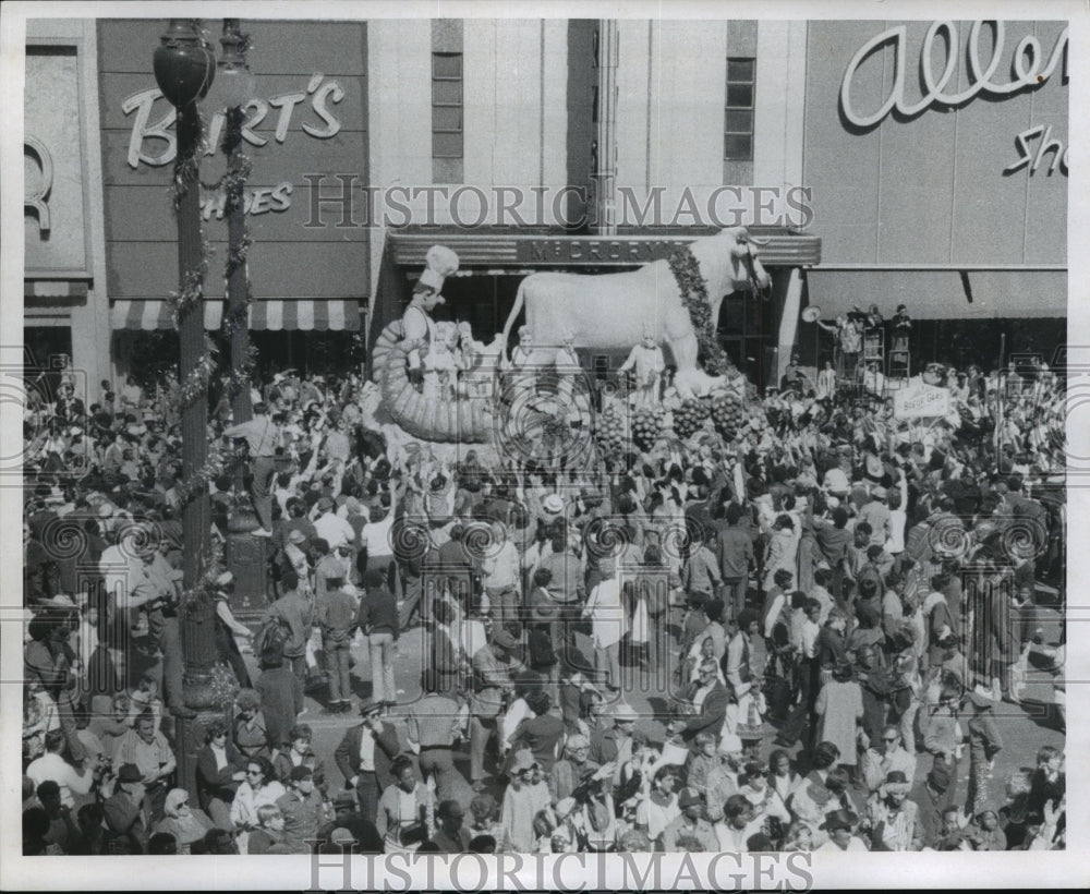 1971 Carnival Parade - Historic Images