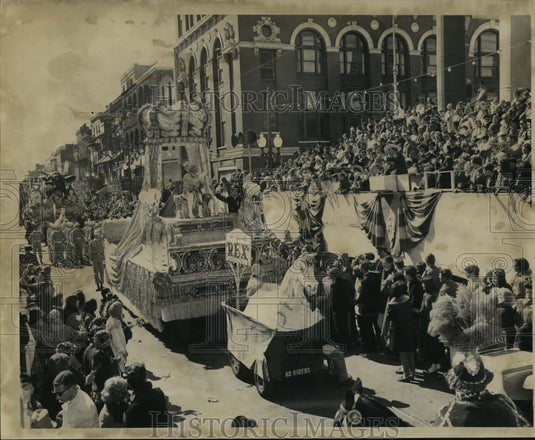 1987 Carnival Parade - Historic Images