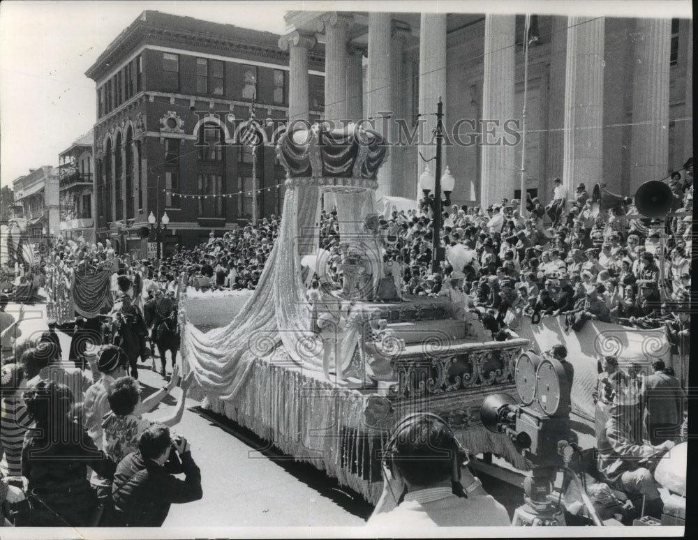 1971 Carnival Parade - Historic Images