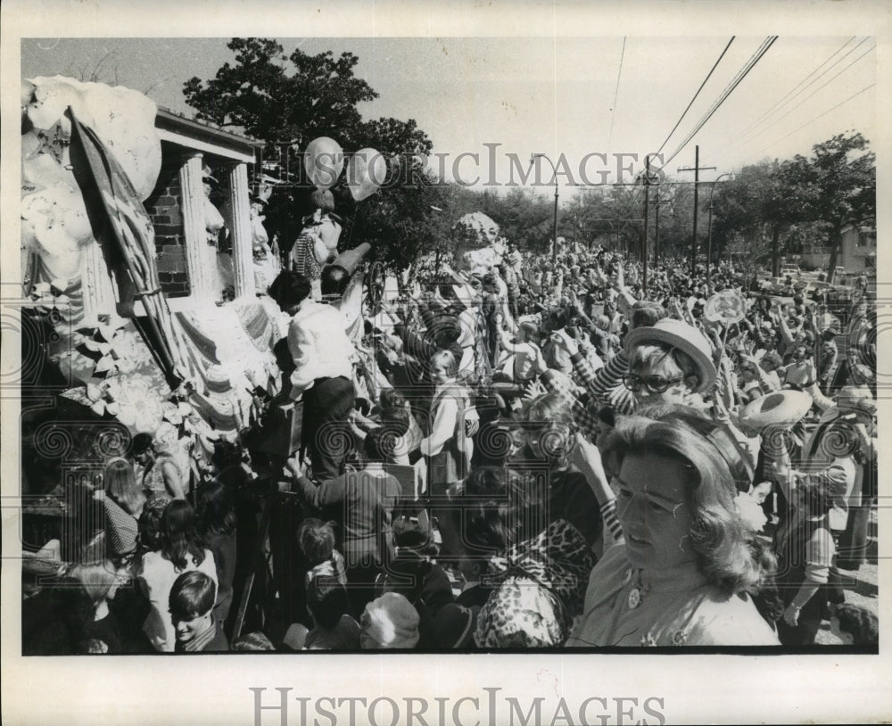 1971 Carnival Parade - Historic Images