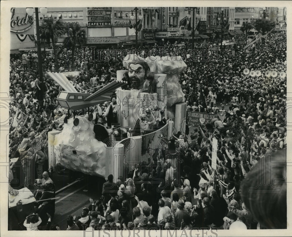 1972 Carnival Parade Crowds clamor for throws from Rex float. - Historic Images