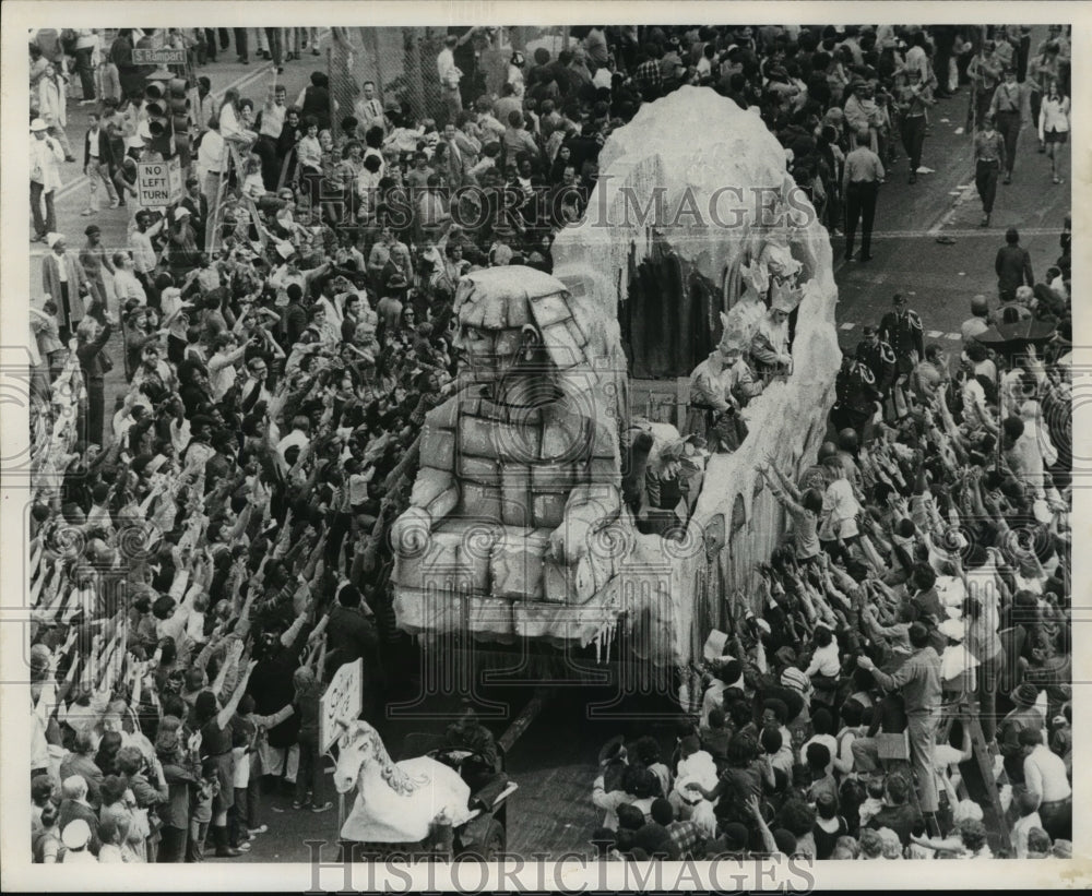 1972 Carnival Parade - Historic Images