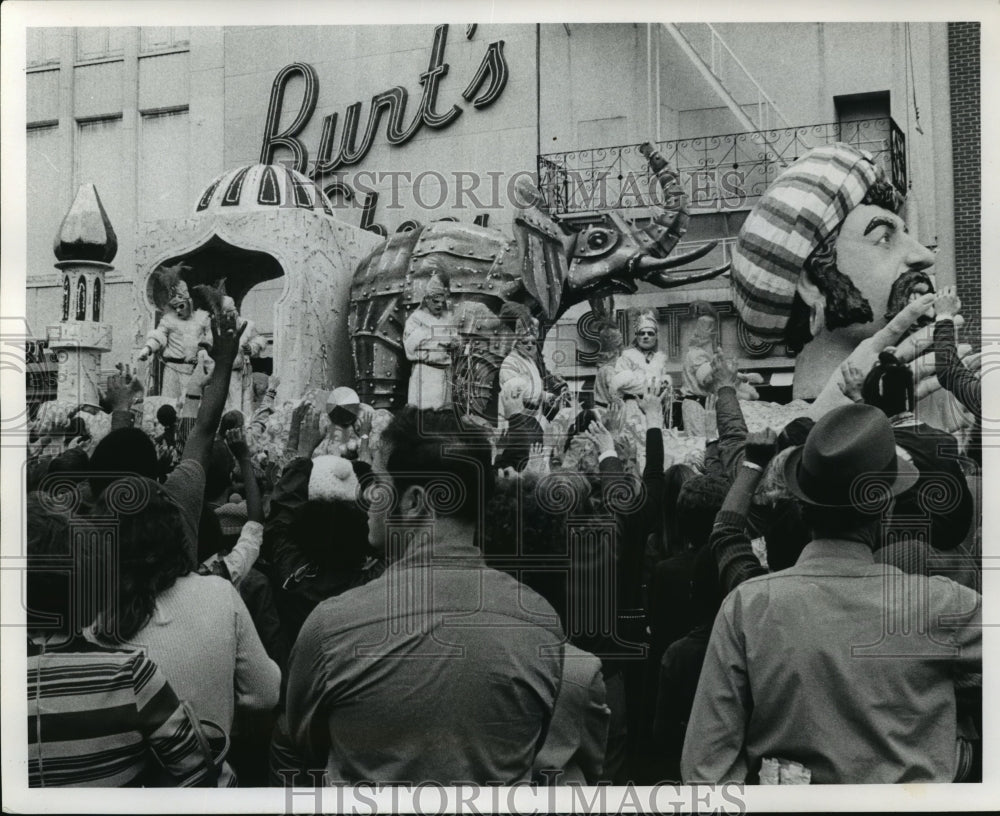 1972 Carnival Parade - Historic Images