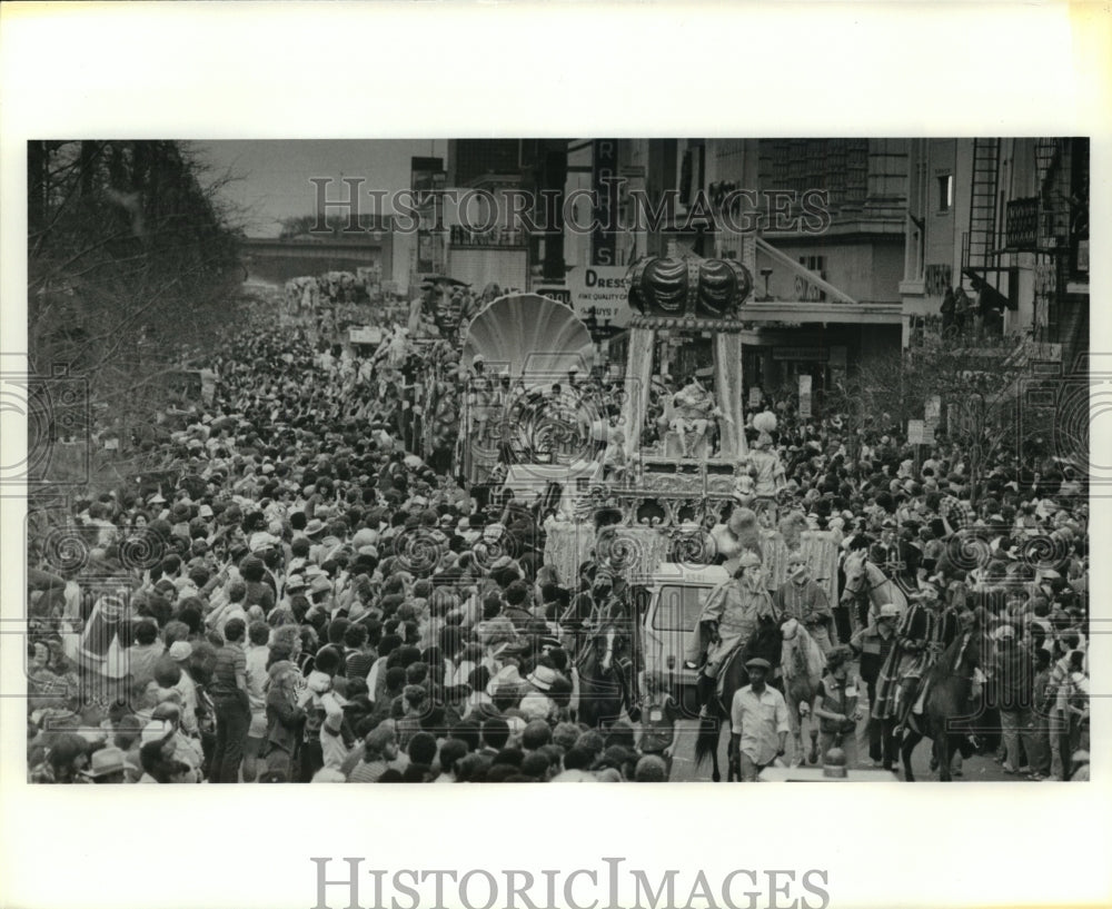 1981 Press Photo Carnival Parade-Crowds too deep to count at Carnival Parade. - Historic Images