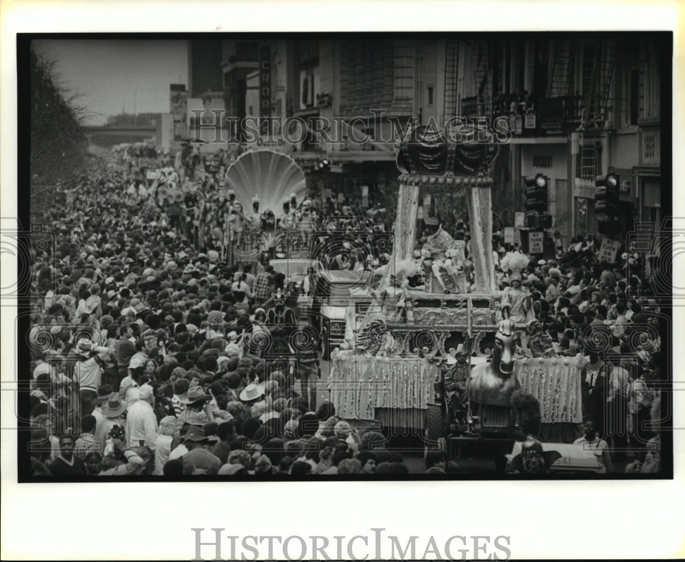 1981 Press Photo Carnival Parade-King of Rex turns to greets crowds at Parade. - Historic Images