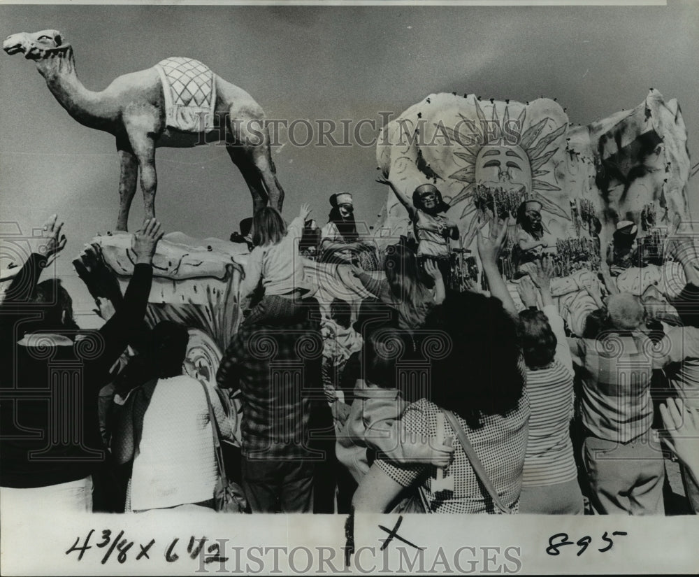 1977 Press Photo Carnival Parade-Krewe of Rhea rolls with 7th annual parade - Historic Images