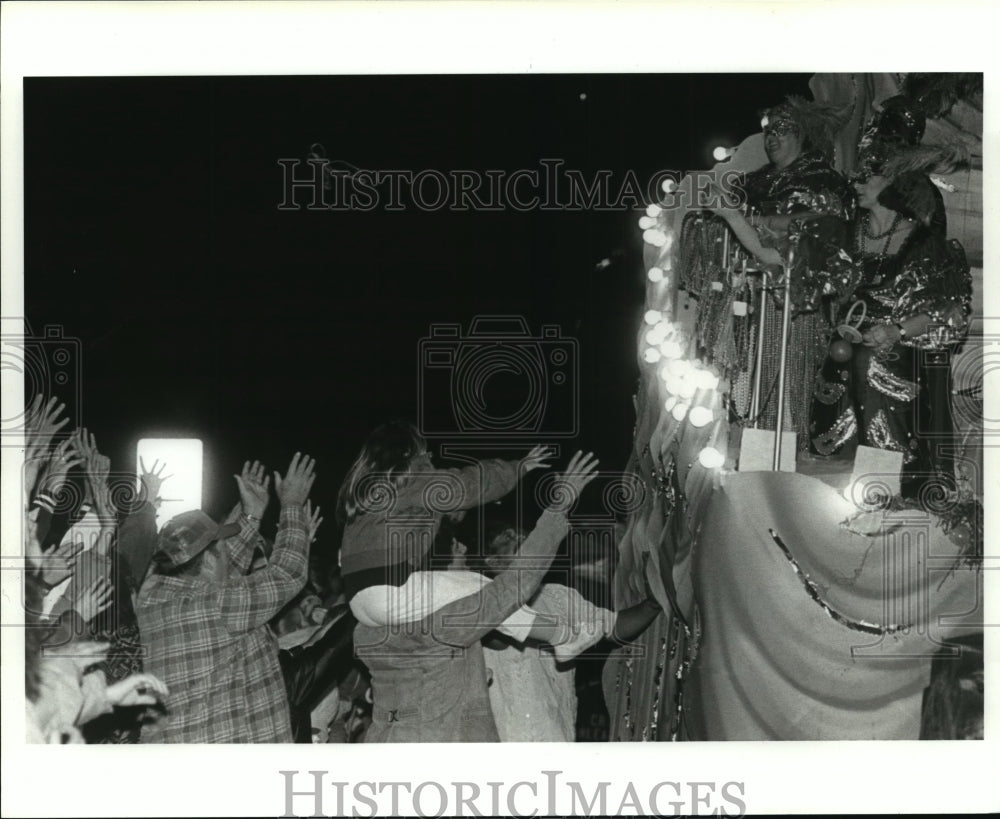 1988 Carnival Parade Hands reach out to float in Saturn Parade/ - Historic Images