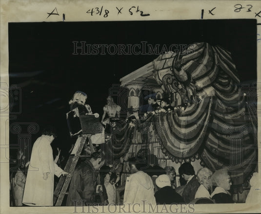 1977 Carnival Parade - Historic Images