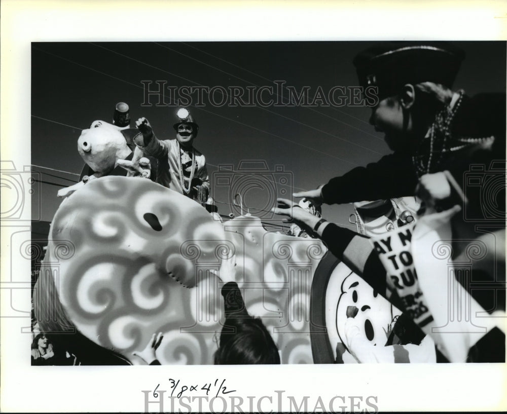 1991 Carnival Troy Parade goers reach for throws in Slidell. - Historic Images