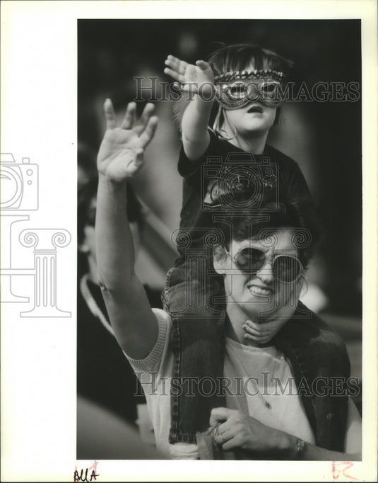 1989 Carnival Parade Mary Harvey and daughter Mary Grace, 4. - Historic Images