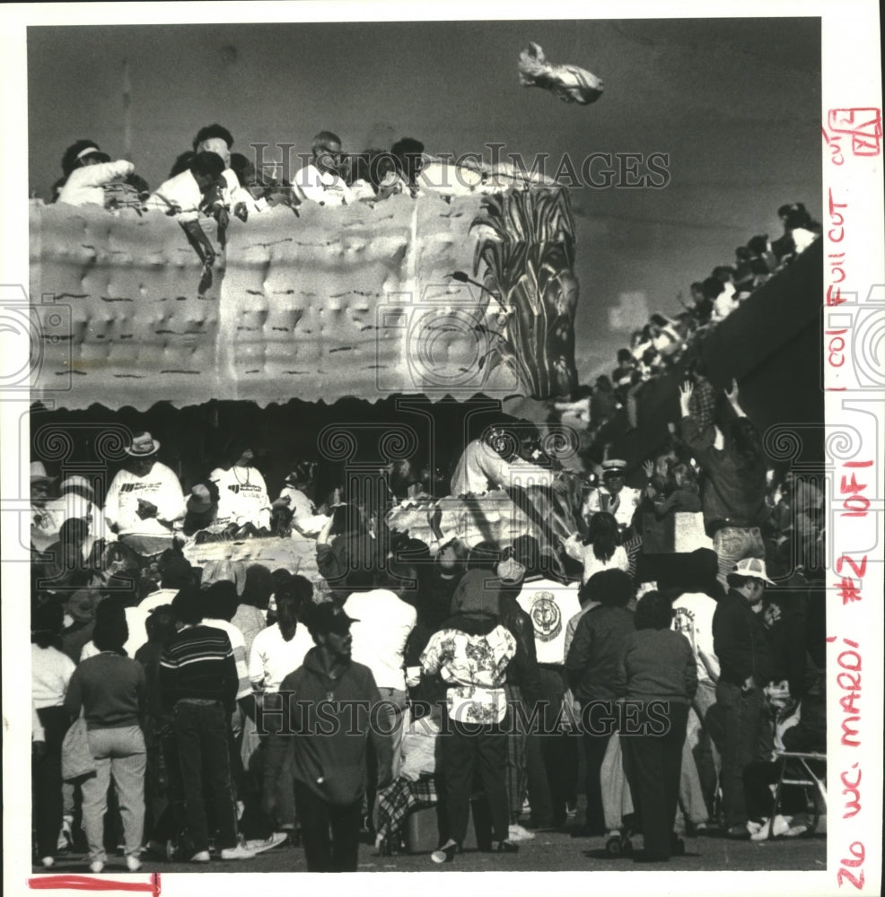 1988 Carnival Parade goers yell for throws - Historic Images