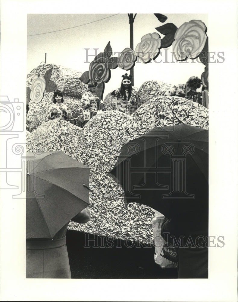 1980 Press Photo Carnival Parade Umbrellas are out at Krewe of Selena parade. - Historic Images