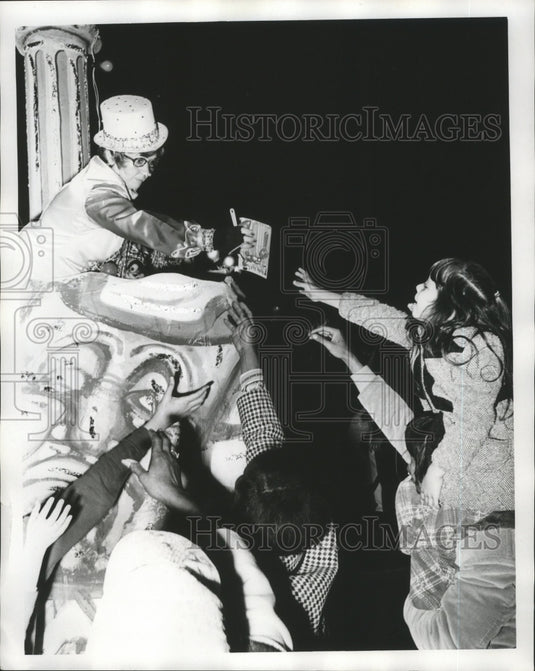 1974 Press Photo Crowds reach at a float at the Juno parade on Mardi Gras - Historic Images