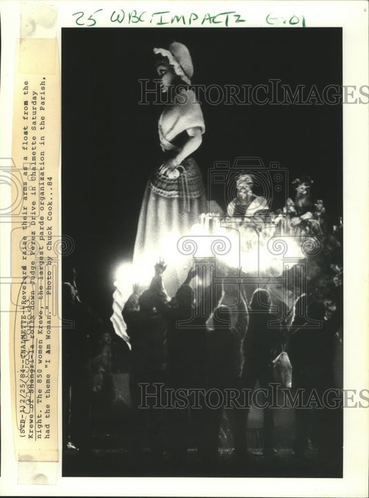 1984 Crowds reach for throws from Shangri - Historic Images