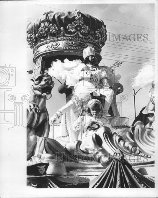 1978 King of the Okeanos parade sits on his throne on Mardi Gras - Historic Images