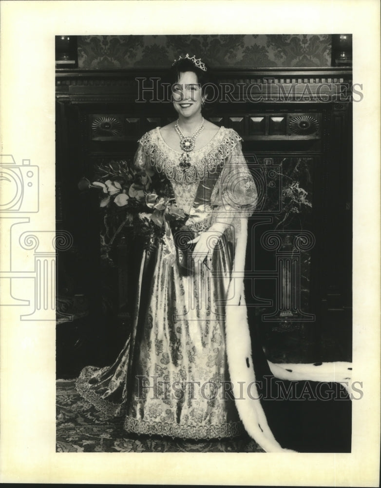 1996 Queen of the Mystic Club poses on Mardi Gras  - Historic Images