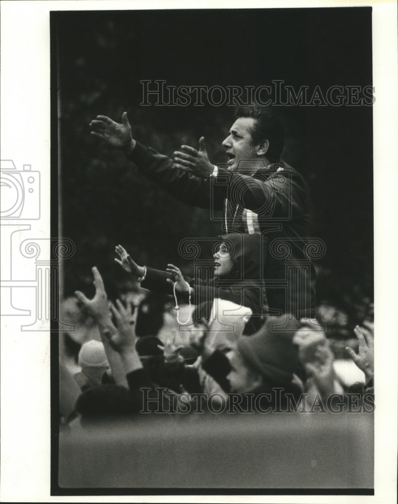 1982 Crowds reach for beads at the Okeanos parade on Mardi Gras - Historic Images