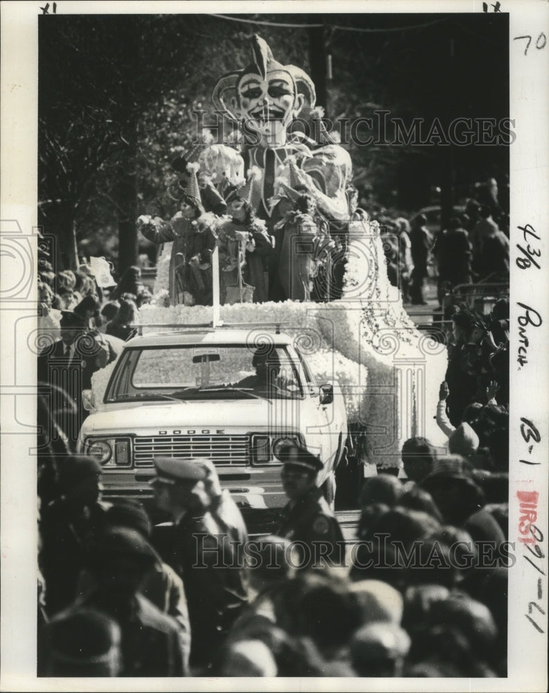 1978 Press Photo Pontchartrain Mardi Gras parade makes way through sea of people - Historic Images