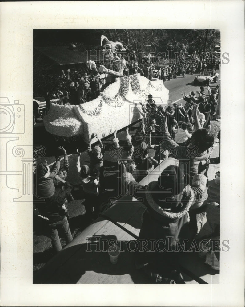 1978 Jester float passes by crowd at Pontchartrain Mardi Gras parade - Historic Images