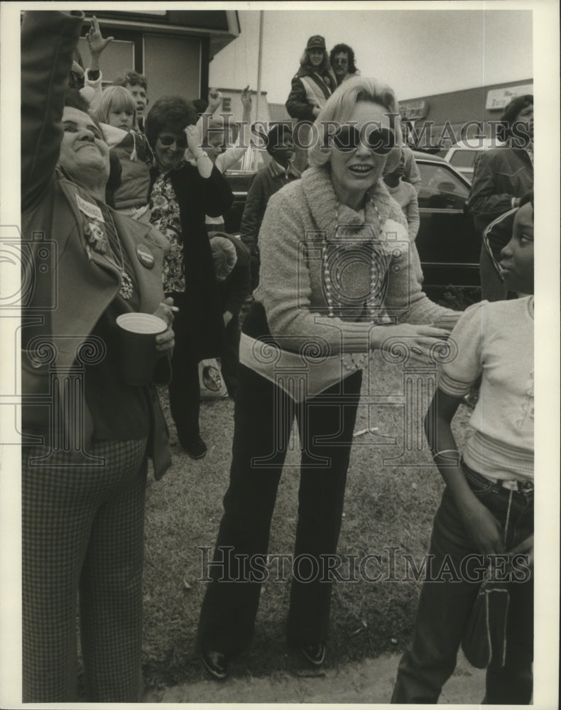 1982 People at the Krewe of Pontchartrain parade on Mardi Gras - Historic Images