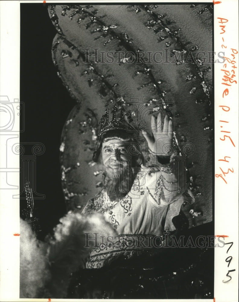 1982 Proteus parade king waves at his subjects on Mardi Gras - Historic Images