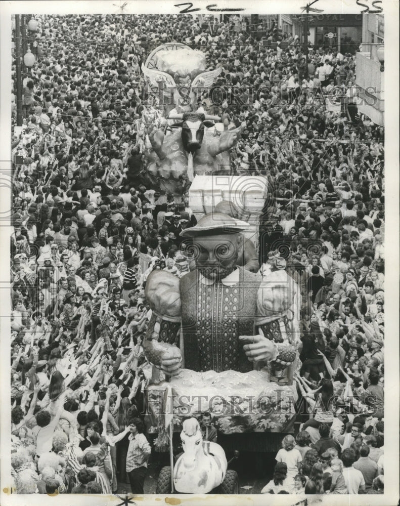 1973 Floats from Rex parade make their way through Mardi Gras crowd - Historic Images