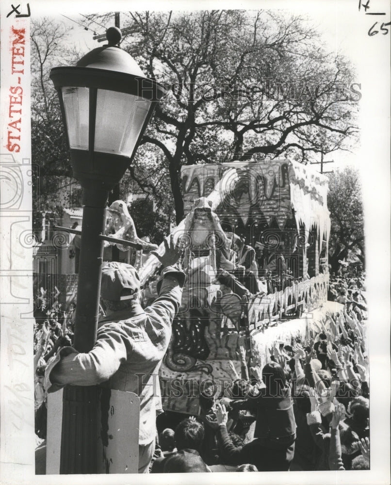 1977 Man uses sign to get a better view of Toth Mardi Gras parade - Historic Images