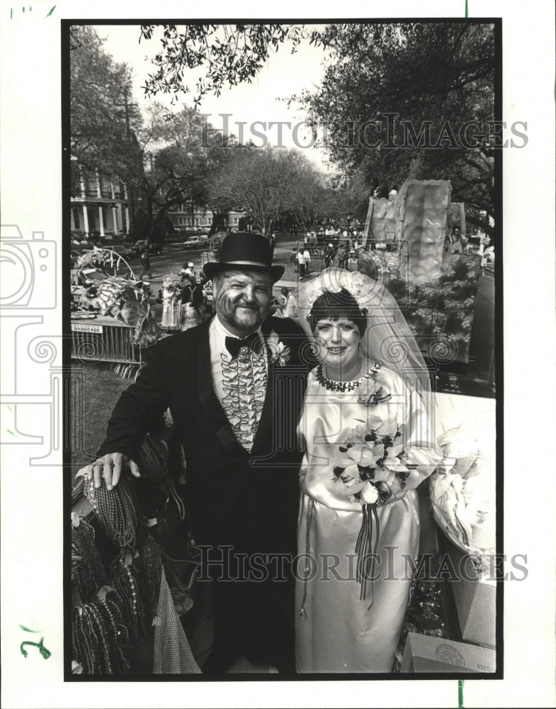 1986 Press Photo Couple wed on their float at the Tucks parade on Mardi Gras - Historic Images