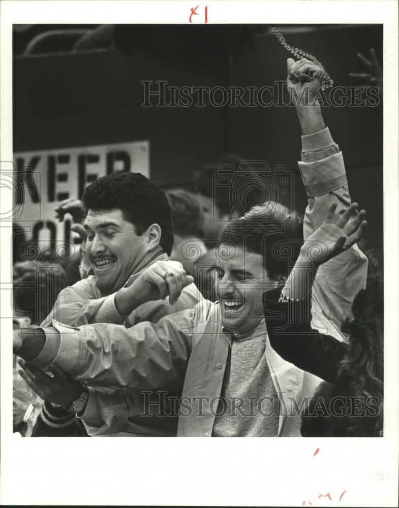 1986 Press Photo Carnival Parade-Lucky Parade goer closes his eyes and snatches. - Historic Images