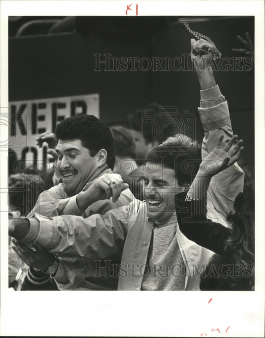 1986 Press Photo Carnival Parade-Lucky Parade goer closes his eyes and snatches. - Historic Images