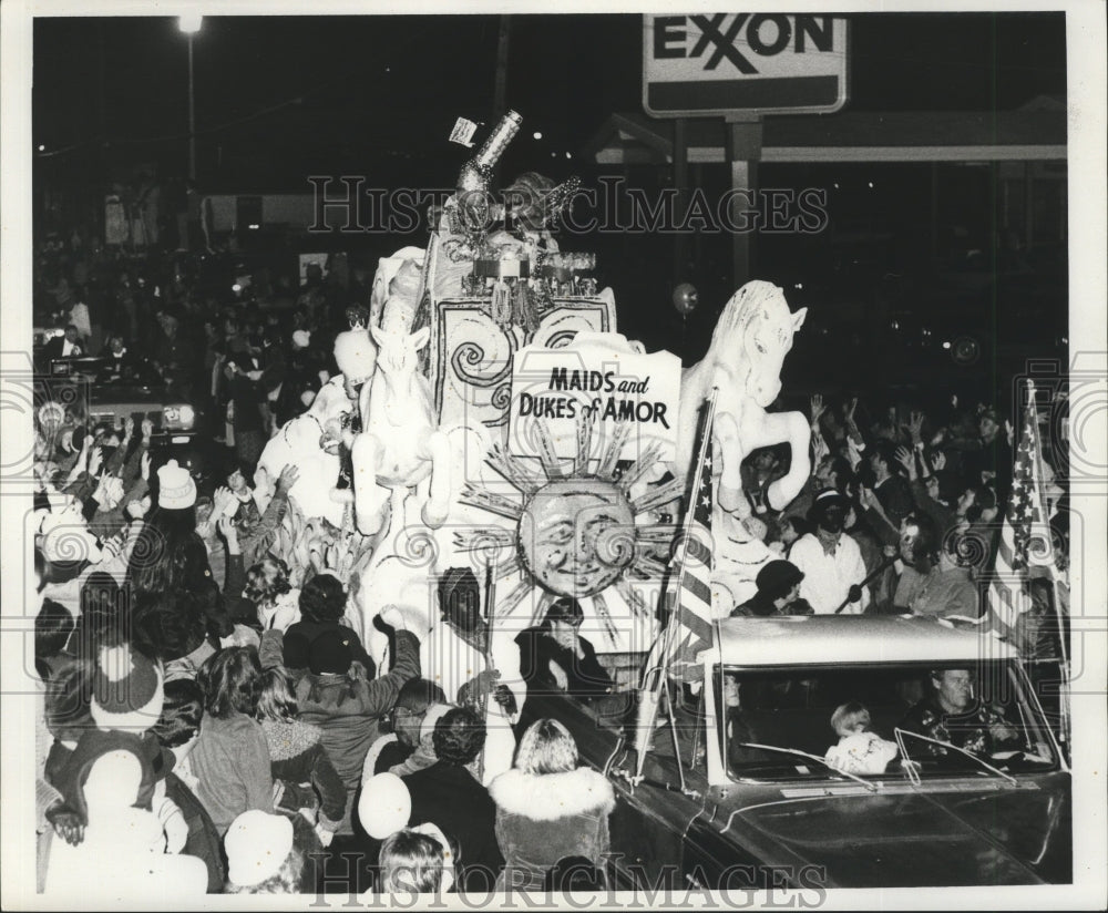 1975 Press Photo Carnival Parade- Maids and Dukes of Amor float. - noca05951 - Historic Images