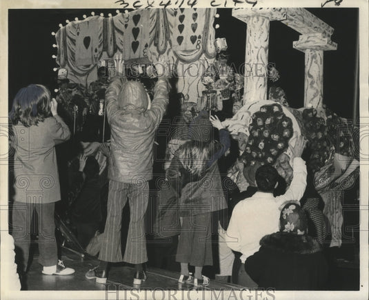 1974 Carnival Parade - Historic Images