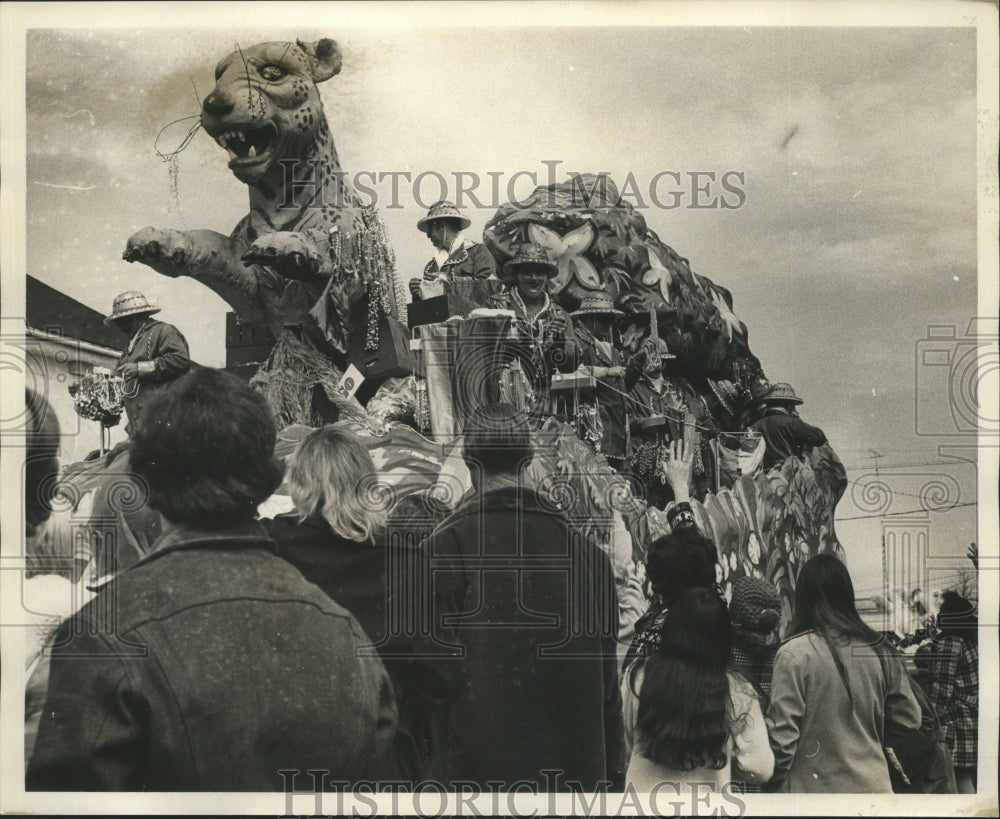 1972 Press Photo Carnival Parade- Crowds dwarfed by float in Poseidon Parade. - Historic Images