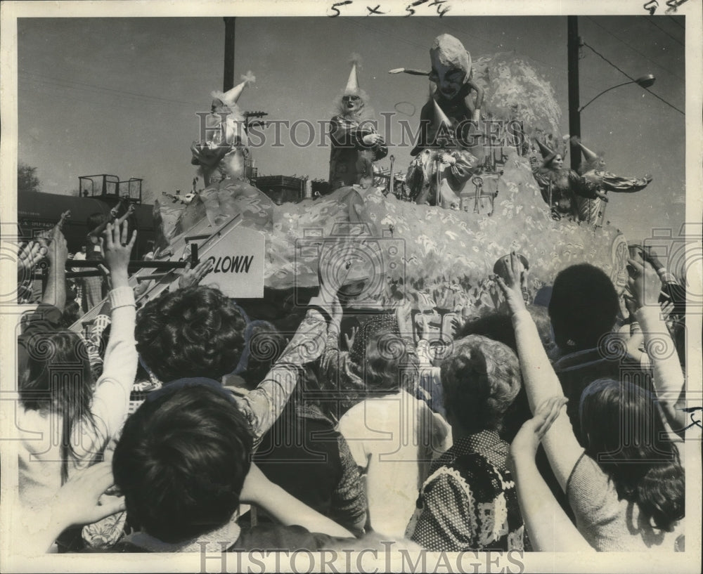 1974 Carnival Parade - Historic Images