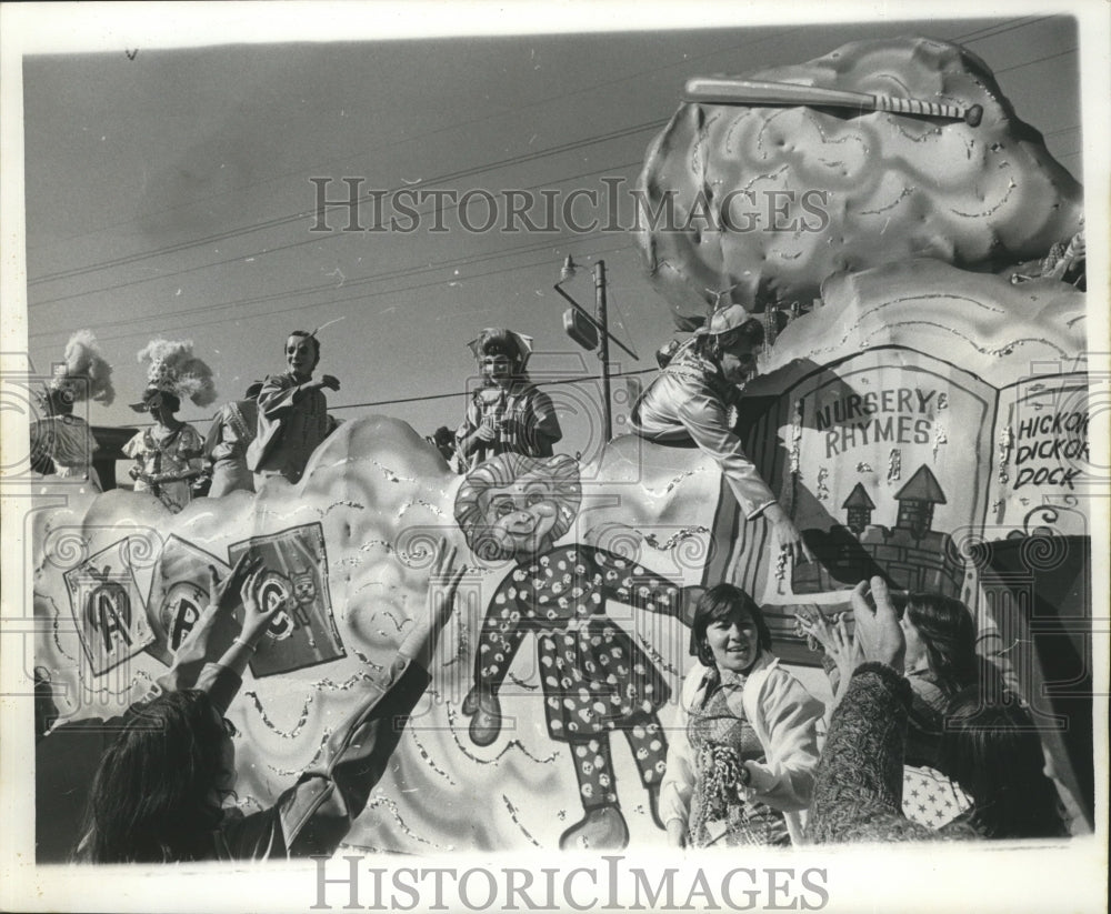 1977 Carnival Parade - Historic Images