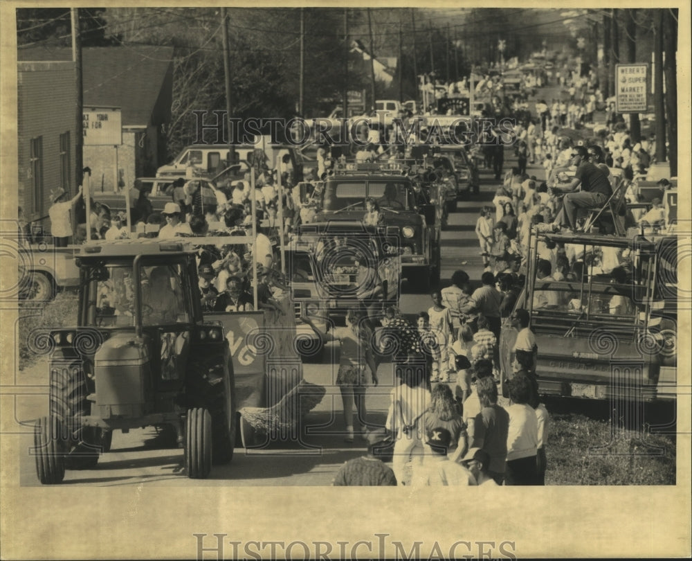 1992 Carnival Parade - Historic Images