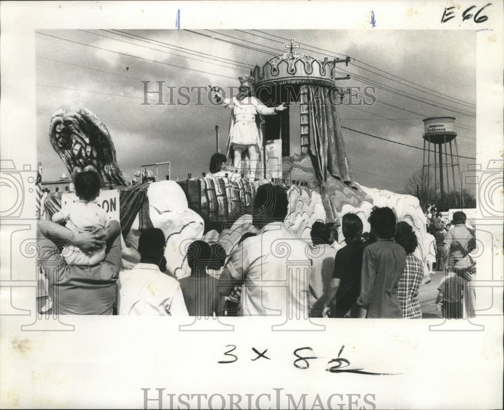 1971 Press Photo Carnival Parade-Poseidon King Linus J. Falgout Sr. makes bow. - Historic Images