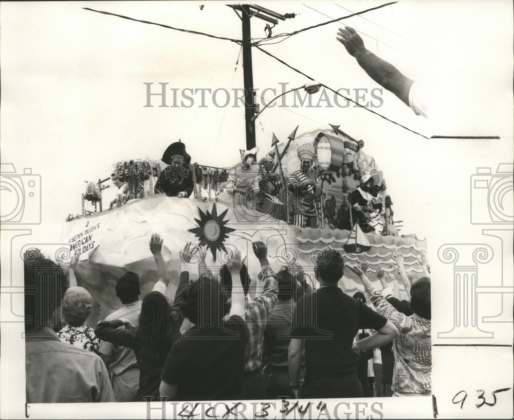 1971 Press Photo Carnival Parade- Revelers crowd title float &quot;American Holidays&quot; - Historic Images