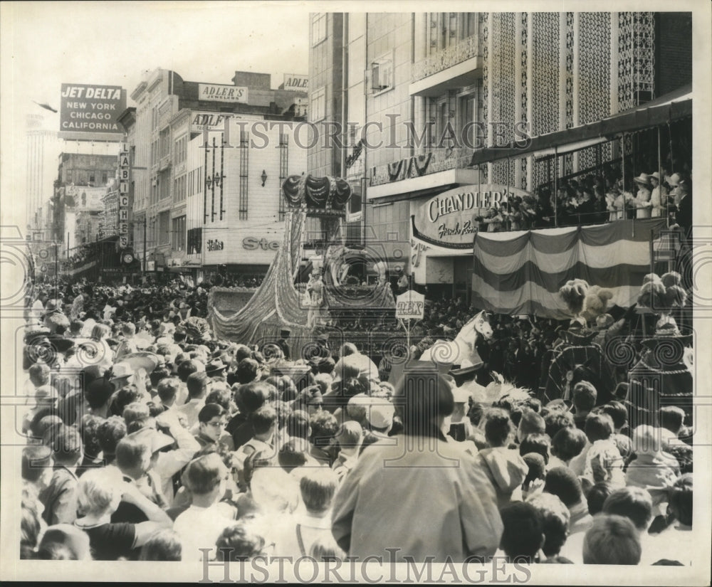 1968 Press Photo Carnival Parade-Rex, King of Carnival stops at reviewing stands - Historic Images