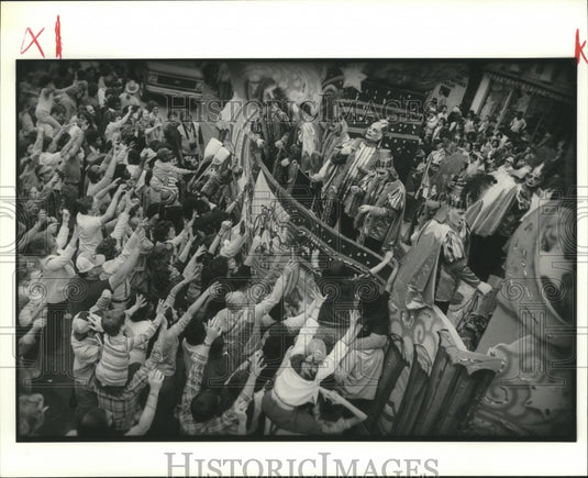 1981 View of Maskers and Crowd at Carnival Mardi Gras  - Historic Images