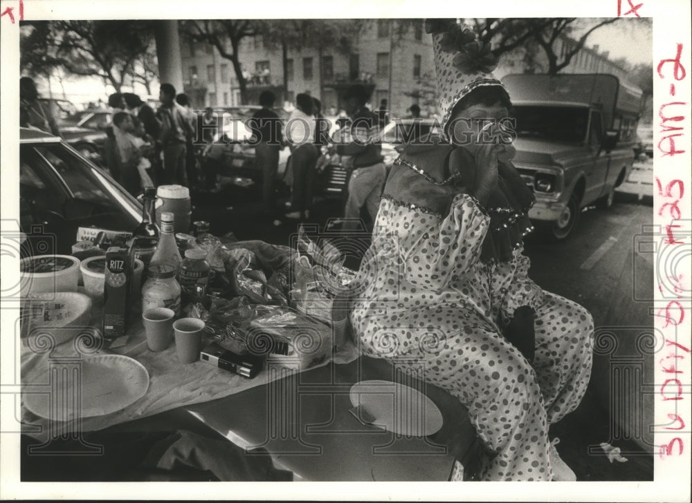 1985 Margie Marquez Picnics Under Interstate 10 at Mardi Gras Parade - Historic Images