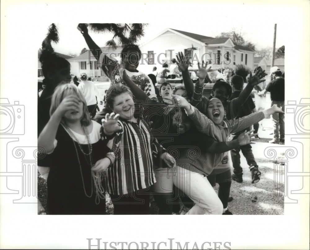 1995 Carnival Spectators - Historic Images