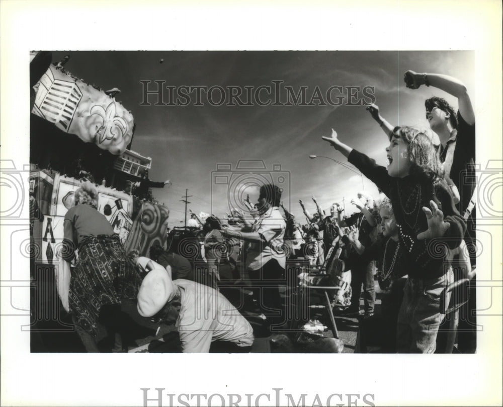 1995 Carnival Spectators - Historic Images